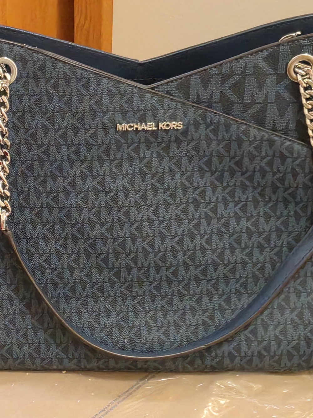 Michael Kors Jet Set Travel Shoulder Bag - Picture 2 of 10